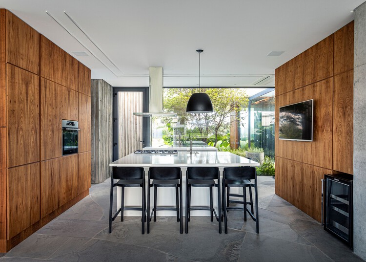 Jardins House / Stemmer Rodrigues Arquitetura - Интерьерная фотография, стол, столешница, кухня, стул