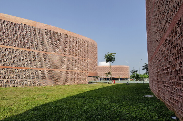 Binus Edupark Semarang / Denton Corker Marshall - Наружная фотография, Кирпич, Фасад