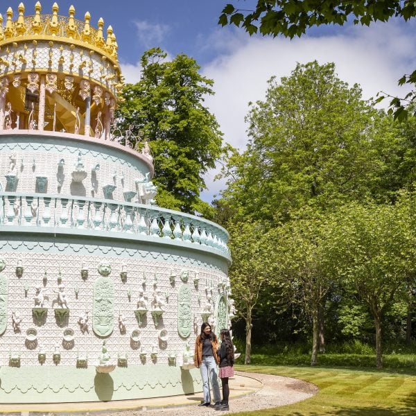 Dezeen Debate представляет павильон свадебного торта «походный и эксцентричный»