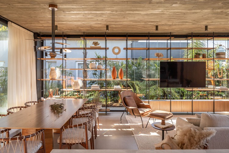 Plano House / Studio Bloco - Интерьерная фотография, Стол, Стул, Балка, Патио