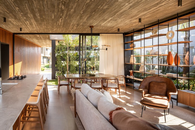 Plano House / Studio Bloco - Интерьерная фотография, Гостиная, Стол, Стул, Балка