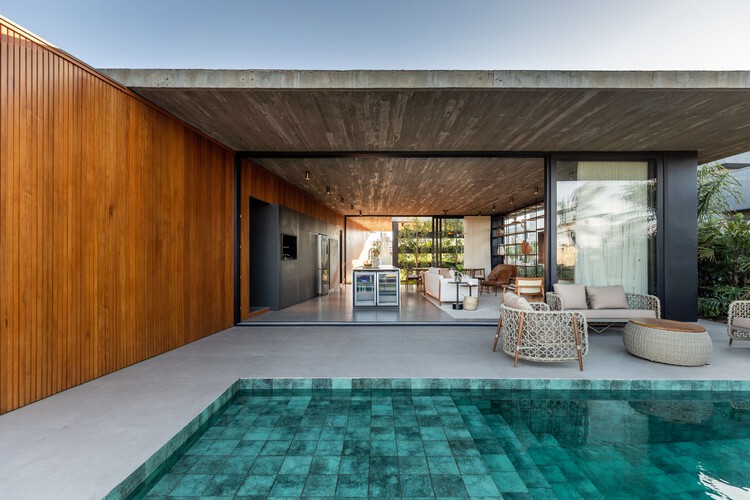 Plano House / Studio Bloco - Экстерьерная фотография, Окна, Балка, Патио