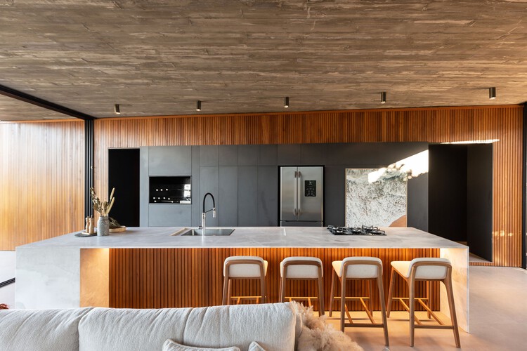 Plano House / Studio Bloco - Интерьерная фотография, Кухня, Стол, Стул, Столешница, Балка