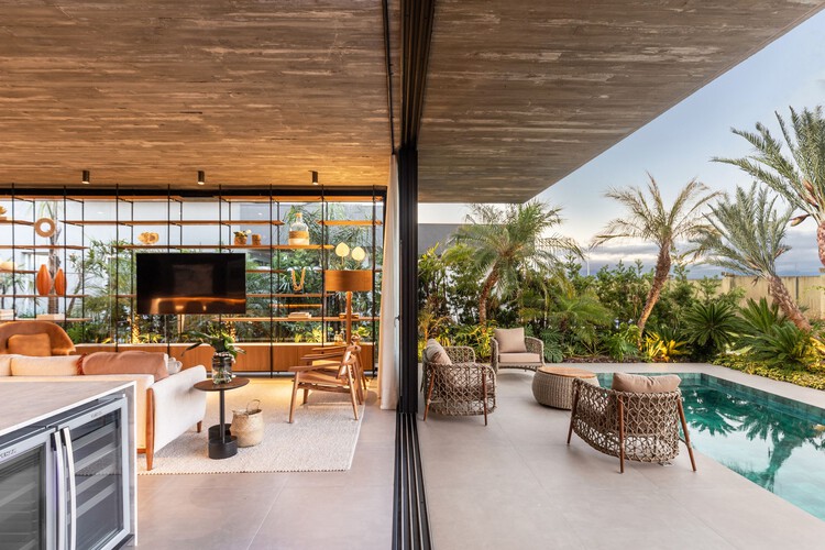 Plano House / Studio Bloco - Интерьерная фотография, Гостиная, Стул, Балка, Патио