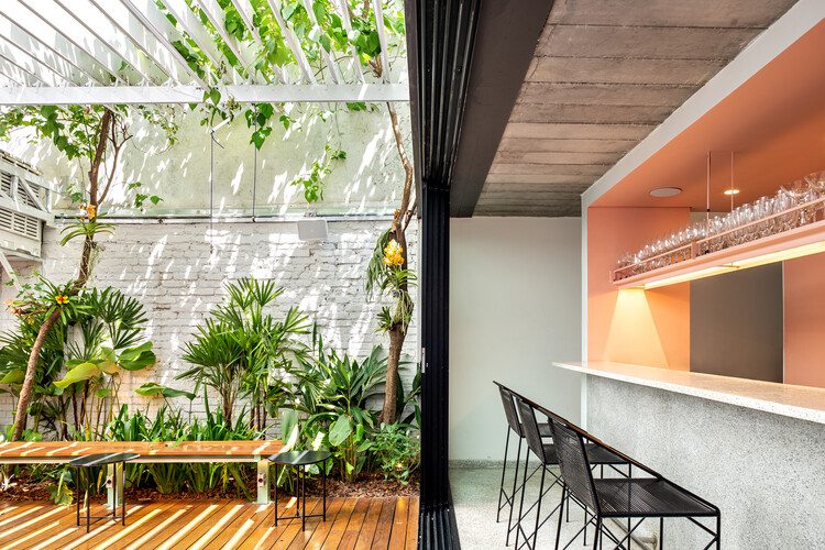 Cafezinn Café / Vapor arquitetura - Интерьерная фотография, Стул, Фасад, Окна, Балка
