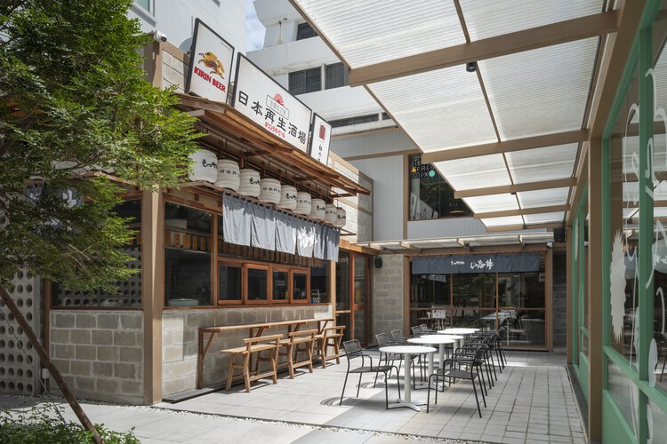 BLOQyard Restaurants and Cafés / Sixseven Studio - Интерьерная фотография, стол, стул, балка
