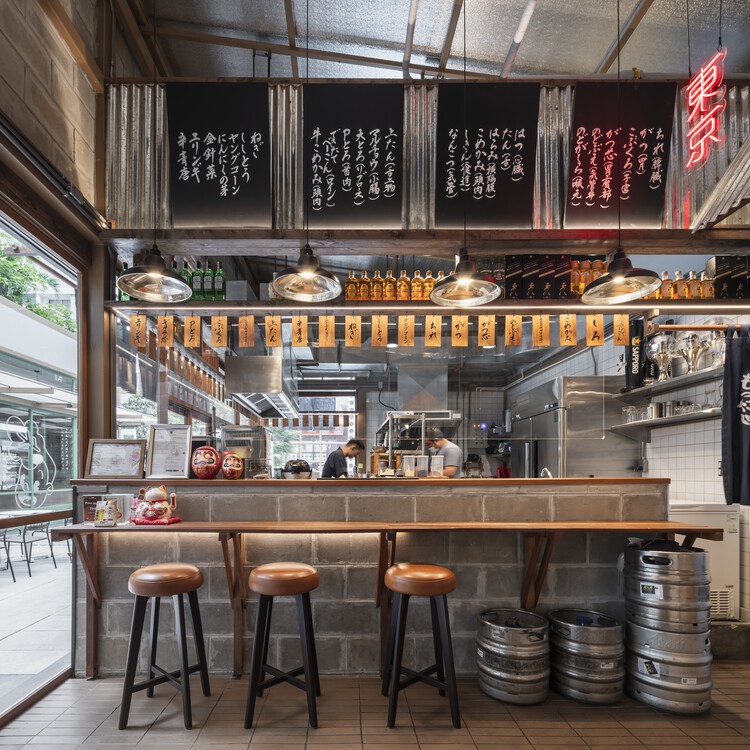 BLOQyard Restaurants and Cafés / Sixseven Studio - Интерьерная фотосъемка, Кухня, Стол, Балка