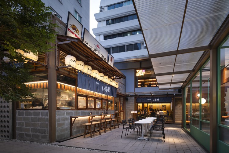 BLOQyard Restaurants and Cafés / Sixseven Studio - Экстерьерная фотосъемка, Стол, Окна, Стул, Фасад