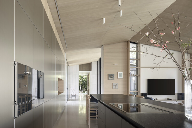 Ландшафтный дом / Ruth Packer Rona Levin Architects - Внутренняя фотография, кухня, столешница, раковина, окна, фасад, стул