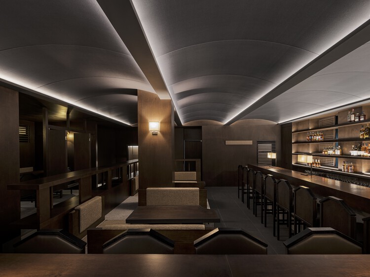 TENT Whiskey Bar 2nd / Plainoddity - Интерьерная фотография, Стеллаж, Стул