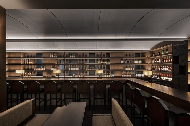 TENT Whiskey Bar 2nd / Plainoddity - Интерьерная фотография, Кухня, Стеллаж, Стул