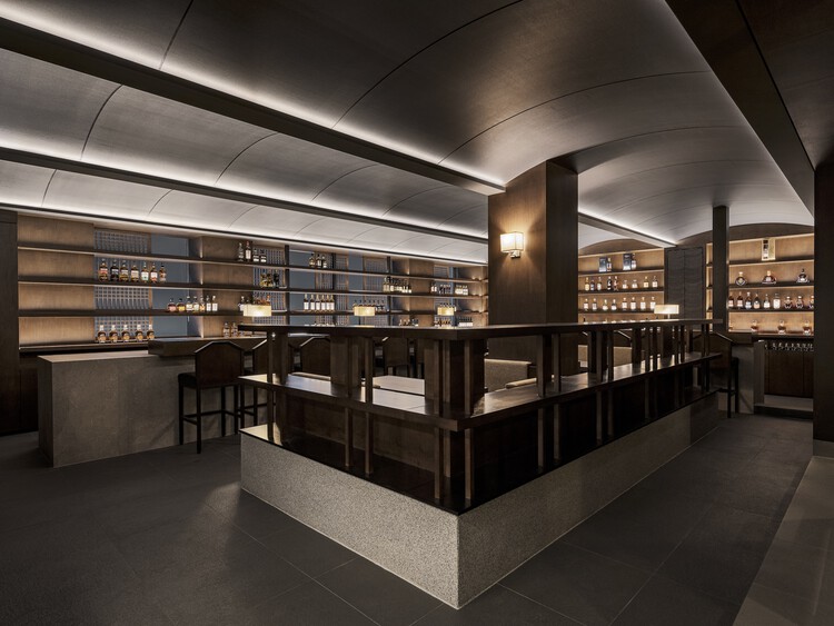 TENT Whiskey Bar 2nd / Plainoddity - Интерьерная фотография, Стол, Стеллаж