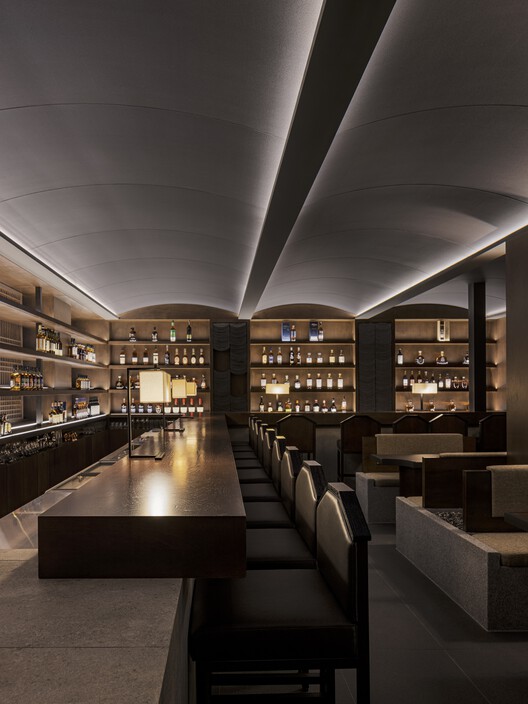 TENT Whiskey Bar 2nd / Plainoddity - Интерьерная фотография, Кухня, Стол, Стеллаж, Стул