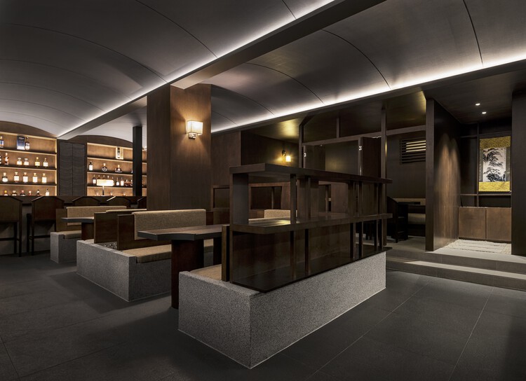 TENT Whiskey Bar 2nd / Plainoddity - Интерьерная фотография, Стол, Стеллаж, Стул