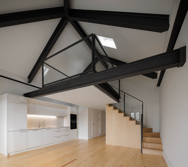 Здание Marlim D. João IV / Atelier d'Arquitectura Lopes da Costa - Внутренняя фотография, Лестницы, Окна, Балка, Фасад, Перила