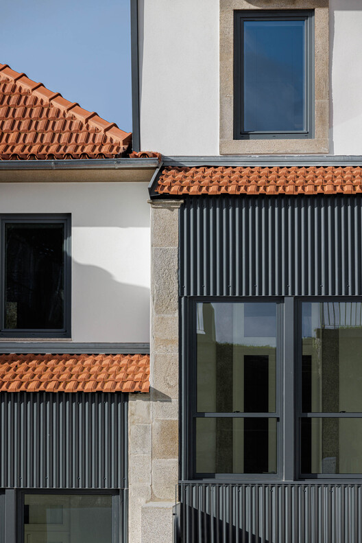 Здание Marlim D. João IV / Atelier d'Arquitectura Lopes da Costa - Внутренняя фотография, Окна, Кирпич, Фасад