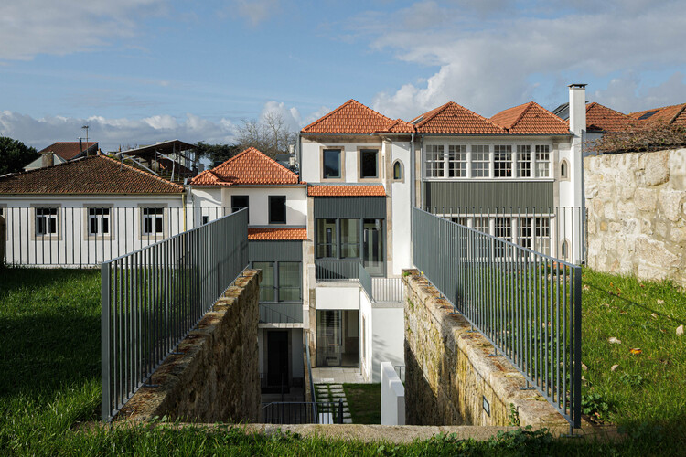 Здание Marlim D. João IV / Atelier d'Arquitectura Lopes da Costa - Экстерьерная фотография, окна, фасад