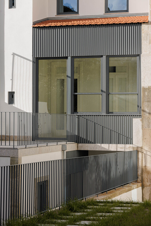 Здание Marlim D. João IV / Atelier d'Arquitectura Lopes da Costa - Наружная фотография, окна, фасад, перила