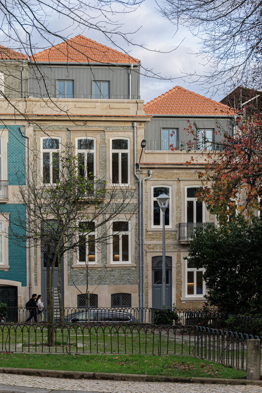 Здание Marlim D. João IV / Atelier d'Arquitectura Lopes da Costa - Наружная фотография, Окна, Кирпич, Фасад