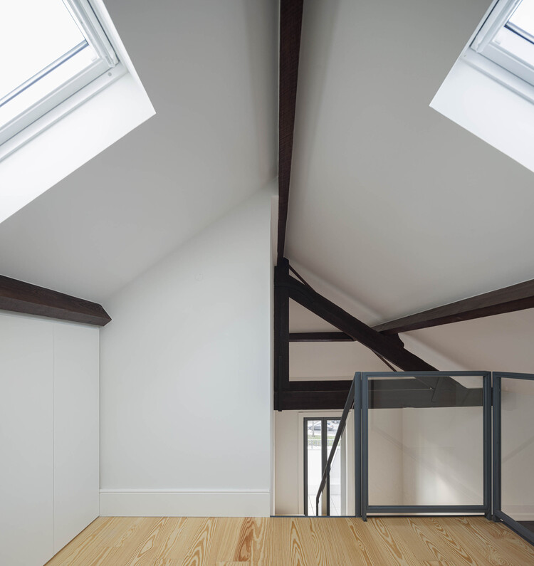 Здание Marlim D. João IV / Atelier d'Arquitectura Lopes da Costa - Внутренняя фотография, окна, балка