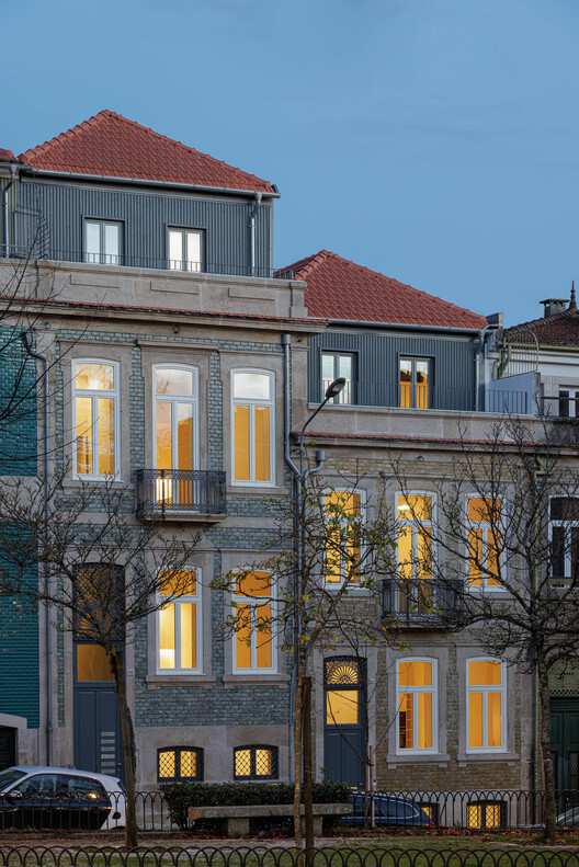 Здание Marlim D. João IV / Atelier d'Arquitectura Lopes da Costa - Экстерьерная фотография, окна, фасад