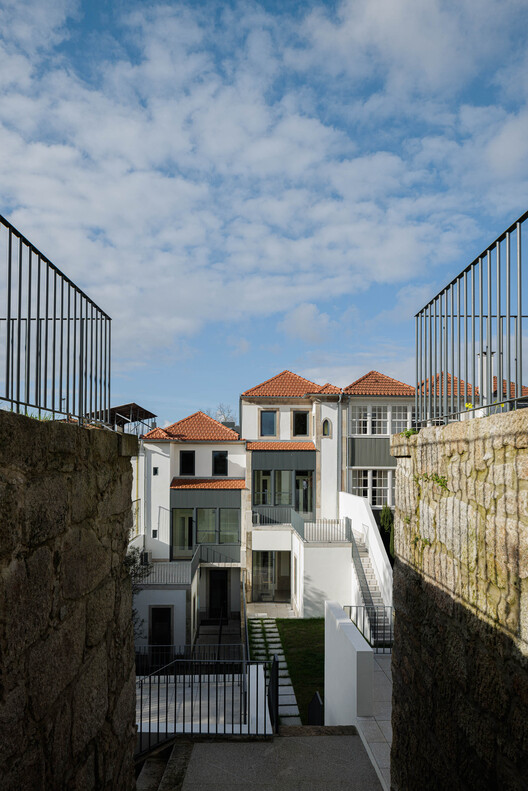 Здание Marlim D. João IV / Atelier d'Arquitectura Lopes da Costa - Наружная фотография, окна, фасад, перила