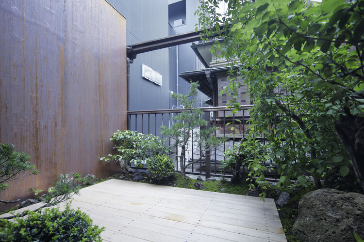 Tearoom Nigo / G architects studio - Экстерьерная фотография, Фасад, Окна, Сад, Двор