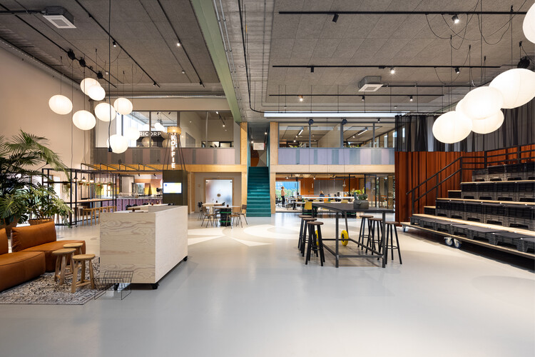 Brainport Human Campus: The Atelier / The Dutch Wave + Hal2 Projects - Интерьерная фотография, Кухня, Стул