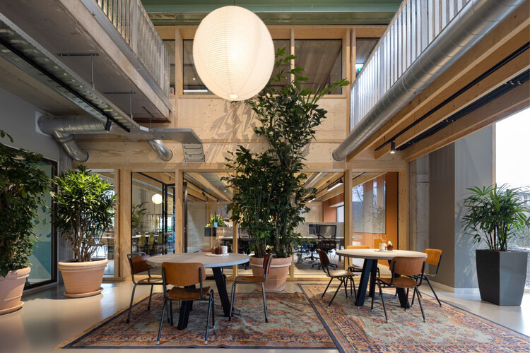 Brainport Human Campus: The Atelier / The Dutch Wave + Hal2 Projects - Интерьерная фотография, Столовая, Стол, Стул, Окна, Патио