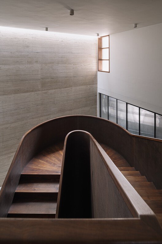 Abhikram House / Khosla Associates - Интерьерная фотография, лестницы, окна, перила