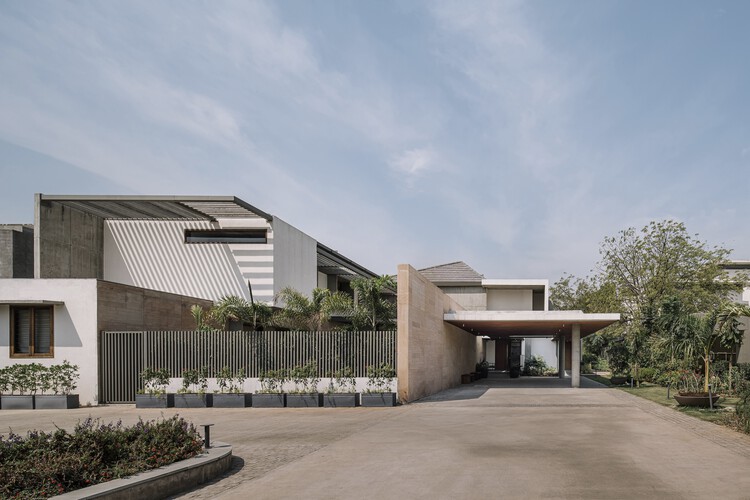 Abhikram House / Khosla Associates - Наружная фотография, Фасад, Окна
