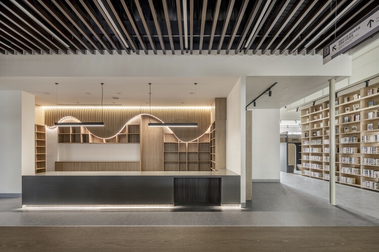 Новая городская библиотека Тайбэя, Тайшаньский филиал / ACH Architects - Интерьерная фотография, стеллажи, балка