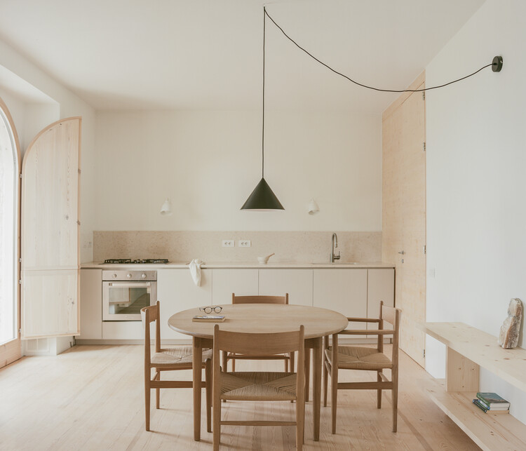 Aristo House / Tom Thys architecten - Интерьерная фотография, Столовая, Стол, Стул, Окна