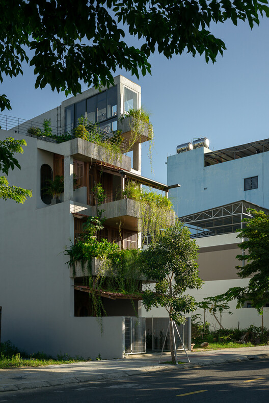 Дом HIÊN / Winhouse Architecture - Экстерьерная фотография, окна, фасад