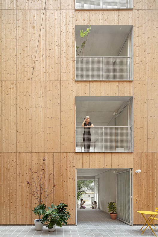 Baró Tower Housing / DATAAE + Narch + Maira Arquitectes - Интерьерная фотография, окна, фасад, бетон