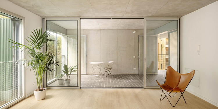 Baró Tower Housing / DATAAE + Narch + Maira Arquitectes - Интерьерная фотография, Ванная, Дерево, Стул