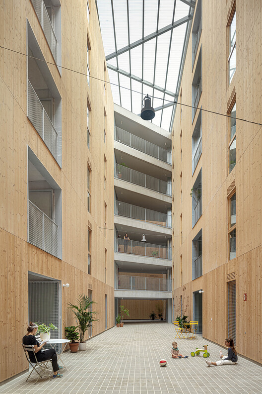 Baró Tower Housing / DATAAE + Narch + Maira Arquitectes - Внутренняя фотография, окна, фасад, двор