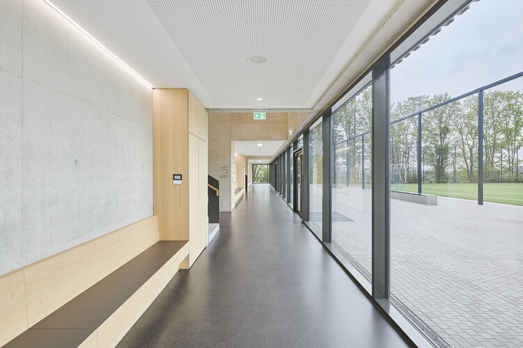 Спортивный зал в den Breitwiesen / THOMA. КЛАСТЬ. БЮХЛЕР. Architekten - Интерьерная фотография, Окна, Стекло, Фасад