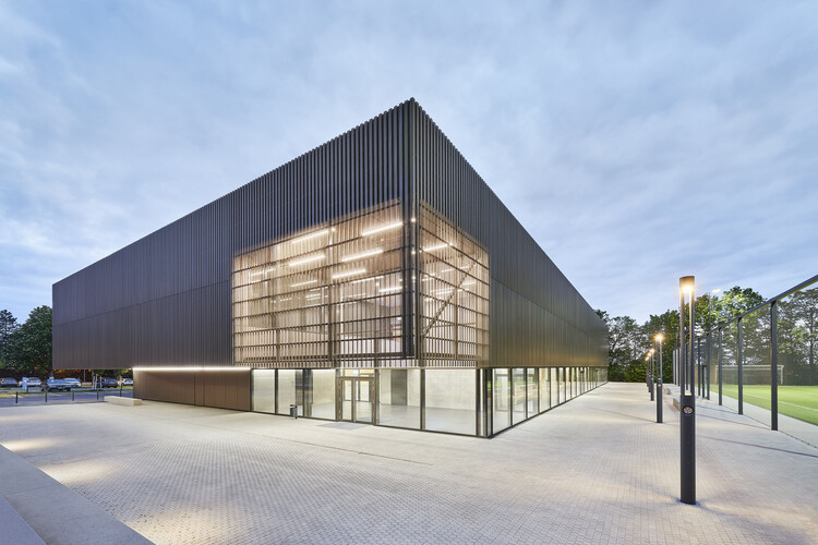 Спортивный зал в den Breitwiesen / THOMA.  КЛАСТЬ.  БЮХЛЕР.  Architekten - Экстерьерная фотография, Фасад