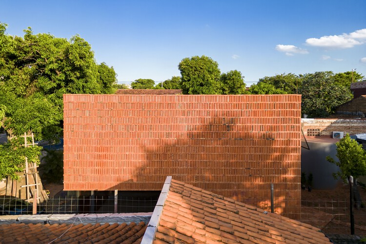 Дом 9X9 / Oficina de arquitectura X - Наружная фотография, Кирпич, Фасад, Сад
