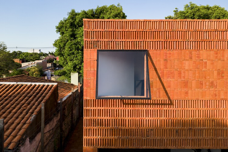 Дом 9X9 / Oficina de arquitectura X - Наружная фотография, Кирпич, Фасад