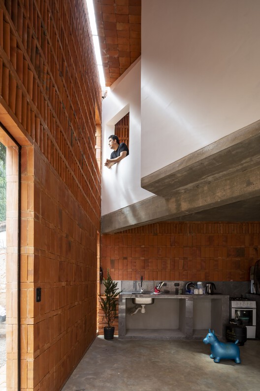 Дом 9X9 / Oficina de arquitectura X - Интерьерная фотография, Балка, Окна
