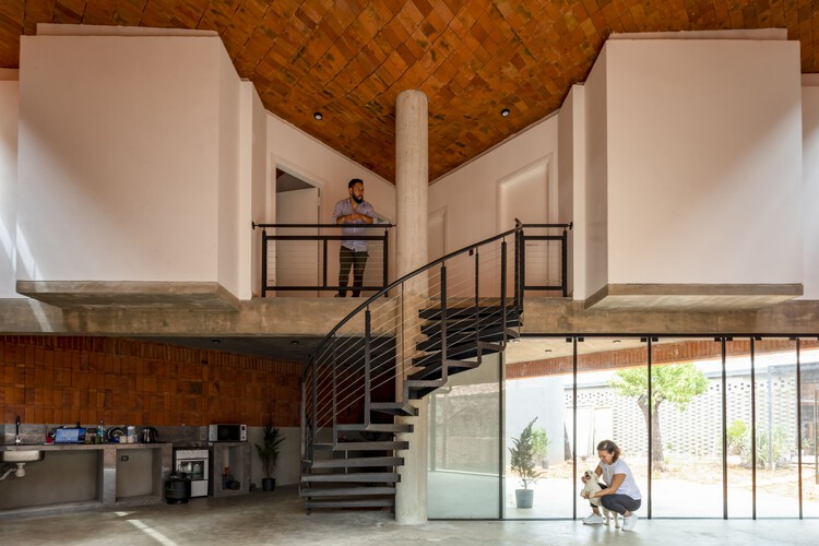 Дом 9X9 / Oficina de arquitectura X - Интерьерная фотография, Лестницы, Фасад, Перила