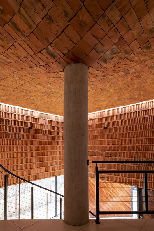 Дом 9X9 / Oficina de arquitectura X - Интерьерная фотография, Кирпич, Колонна