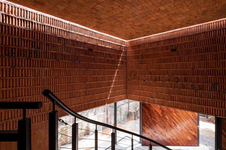 Дом 9X9 / Oficina de arquitectura X - Интерьерная фотография, Кирпич, Балка, Перила