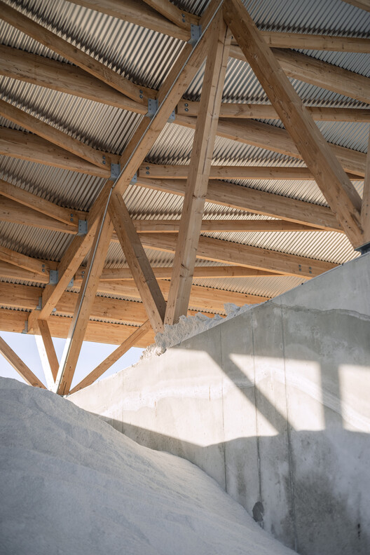 Сараи для хранения соли / SAPIENS ARCHITECTES - Интерьерная фотография, Балка, Сталь