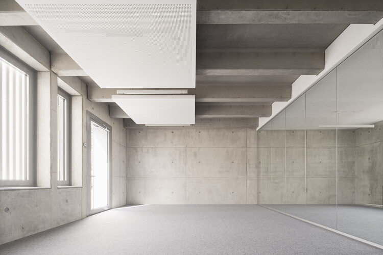 Дом Веймарской республики / Muffler Architekten PartG mbB - Интерьерная фотография, окна, балка