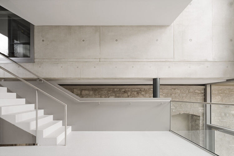 Дом Веймарской республики / Muffler Architekten PartG mbB - Интерьерная фотография, лестницы, окна, балка, перила