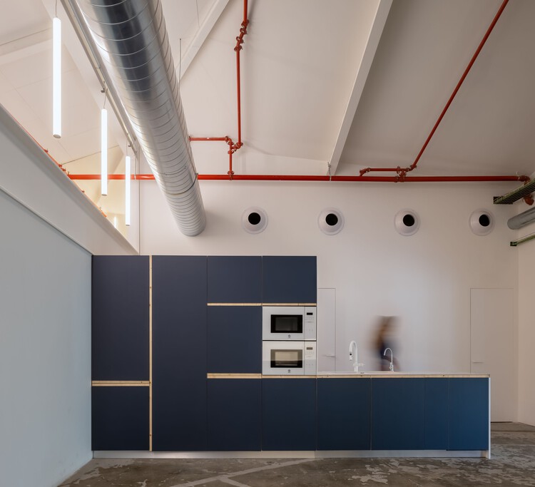 Forkstone Renovation / LoCa Studio - Интерьерная фотография, кухня, окна, балка
