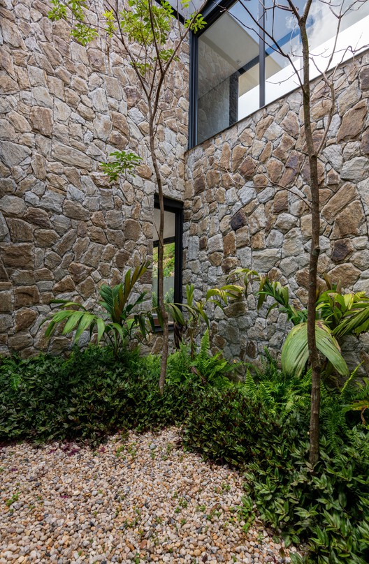 RL House/ Karina Pontes Arquitetura - Наружная фотография, Окна, Кирпич, Сад